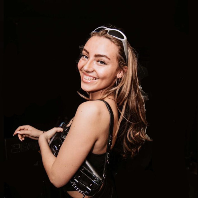De Vos Dance Studio's - Danslerares - Valerie Schluter