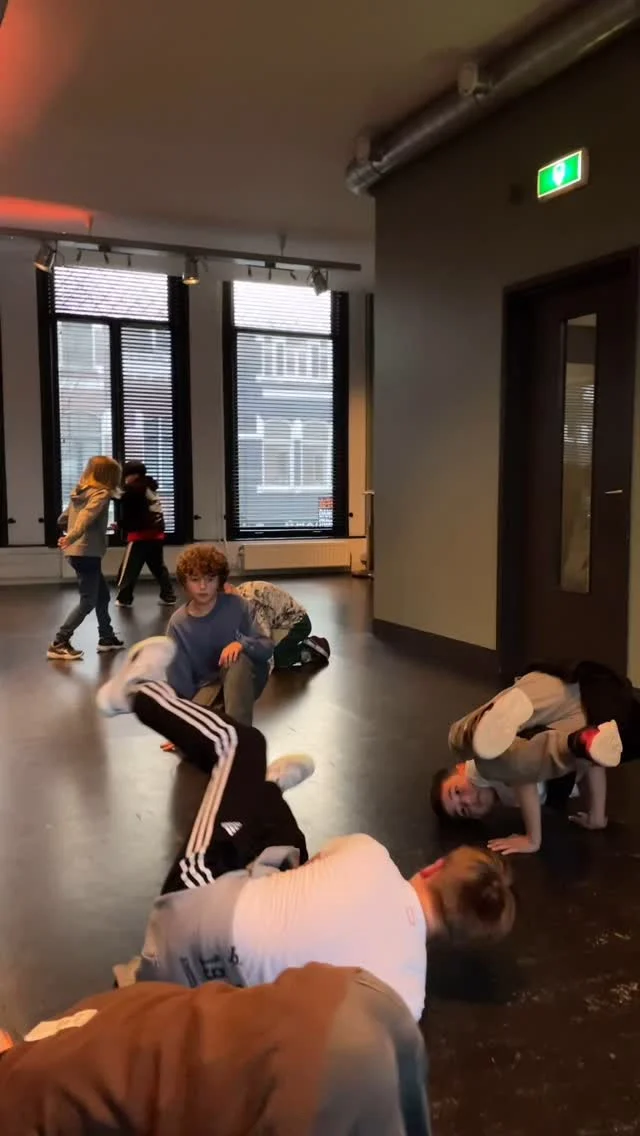 De docenten zijn weer druk bezig met de dansjes voor de eindshow 🔥🤩 
Heb jij er ook zin in? 🦊
Zet de data alvast in de agenda: Zaterdag 28 juni & Zondag 29 juni 2025. Verdere info volgt! 

#dansschool #dansschoolhaarlem #haarlem #dans #dance #dansshow #dansvoorstelling #devosdancestudios #eindvoorstelling #eindvoorstelling2025
