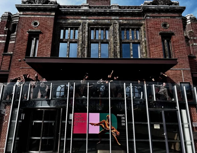 🔥 Aankomende vrijdag 28 maart tussen 19:00-20:00 zullen wij een pop-up voorstelling verzorgen op het Schouwburgplein vooraf aan de voorstelling van het @scapinoballetrotterdam 
Kom jij kijken en wellicht een dansje met ons doen? ✨